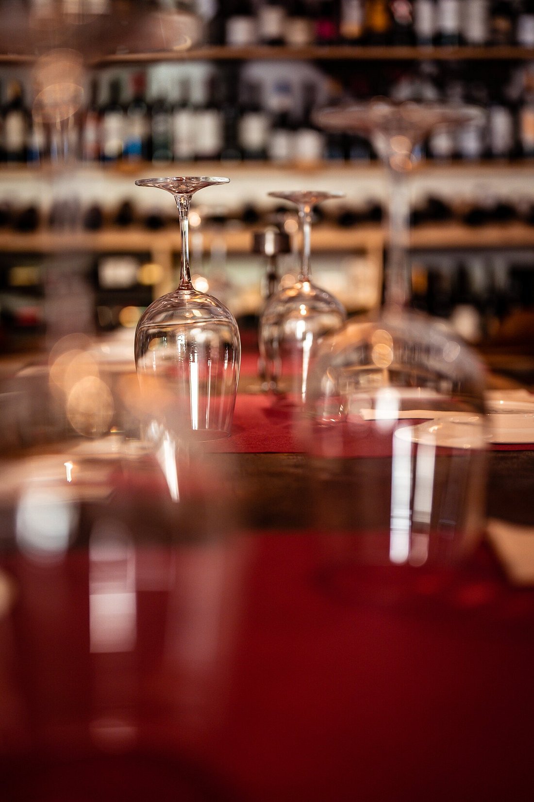 Vinho servido à luz das velas